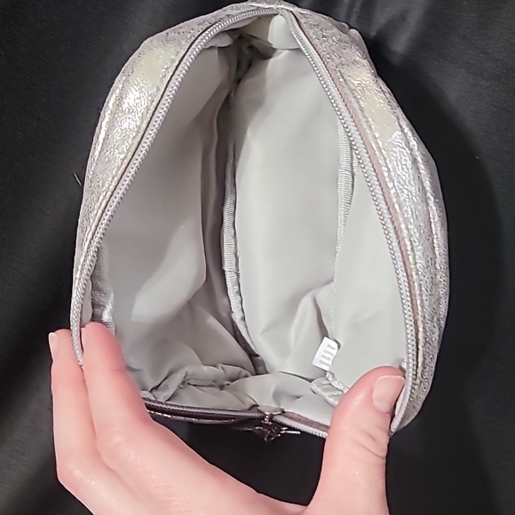 NWOT Bare Minerals Makeup/Cosmetic/Tolietry Case Bag Silver Gold Metallic - Picture 4 of 5